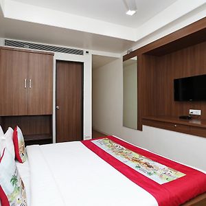 Oyo 10672 Hotel Riviera